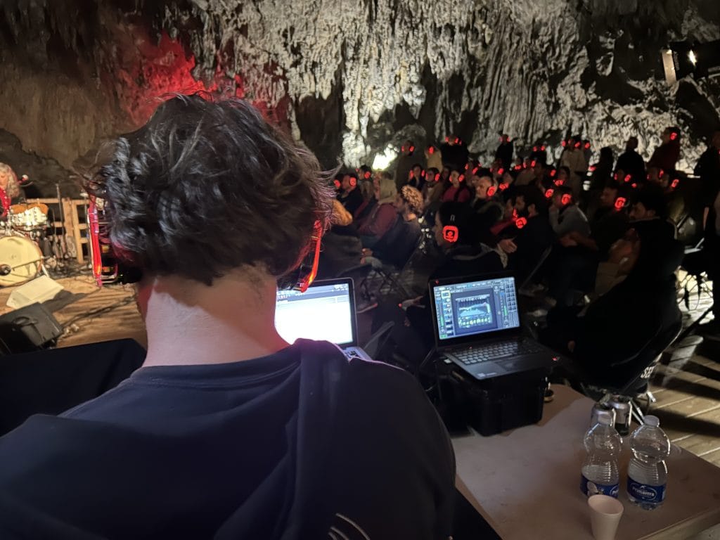 Concierto con auriculares inalámbricos en la Cuevona de Ardines, Ribadesella