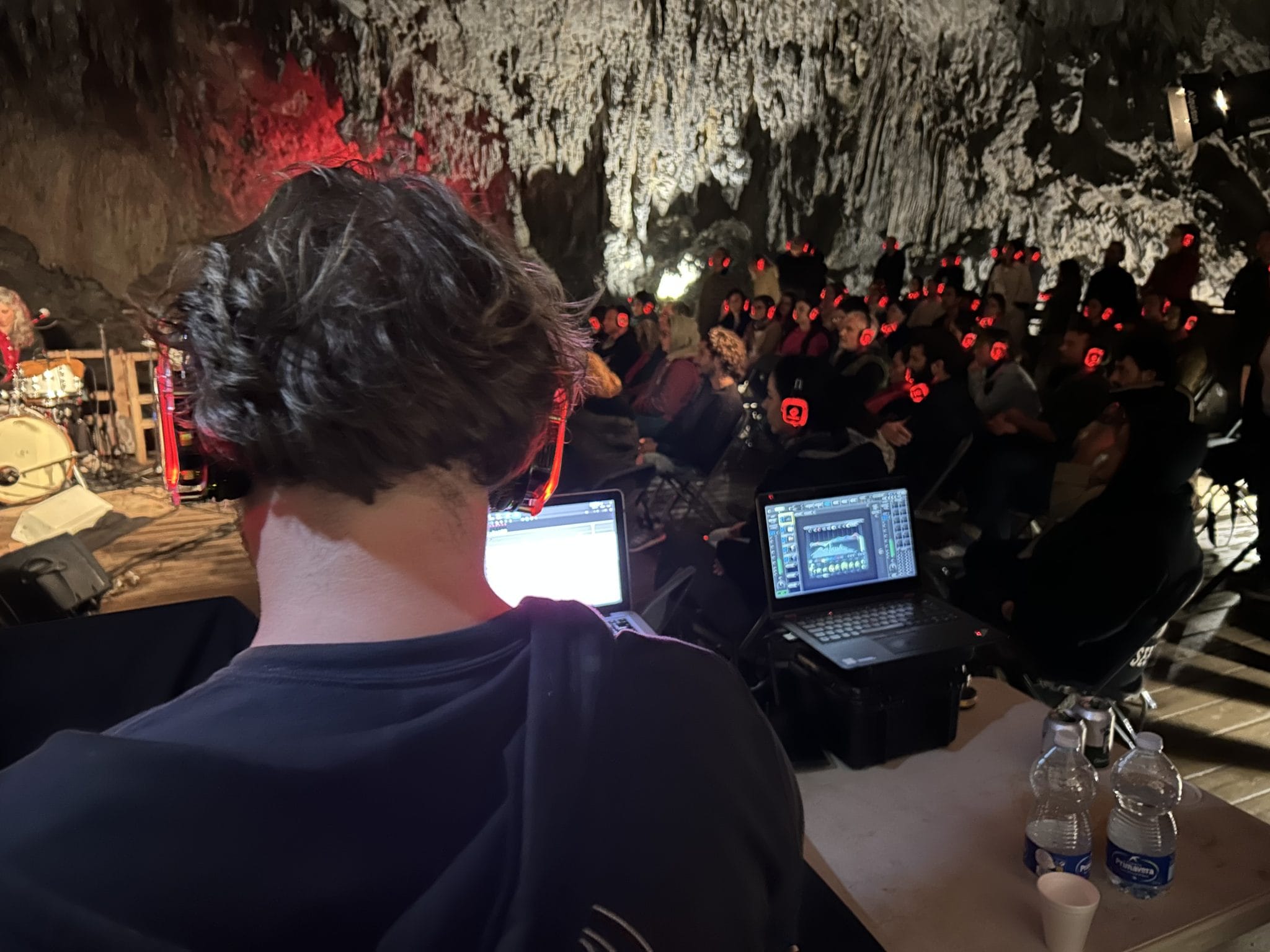 Concierto con auriculares inalámbricos en la Cueva de Ardines