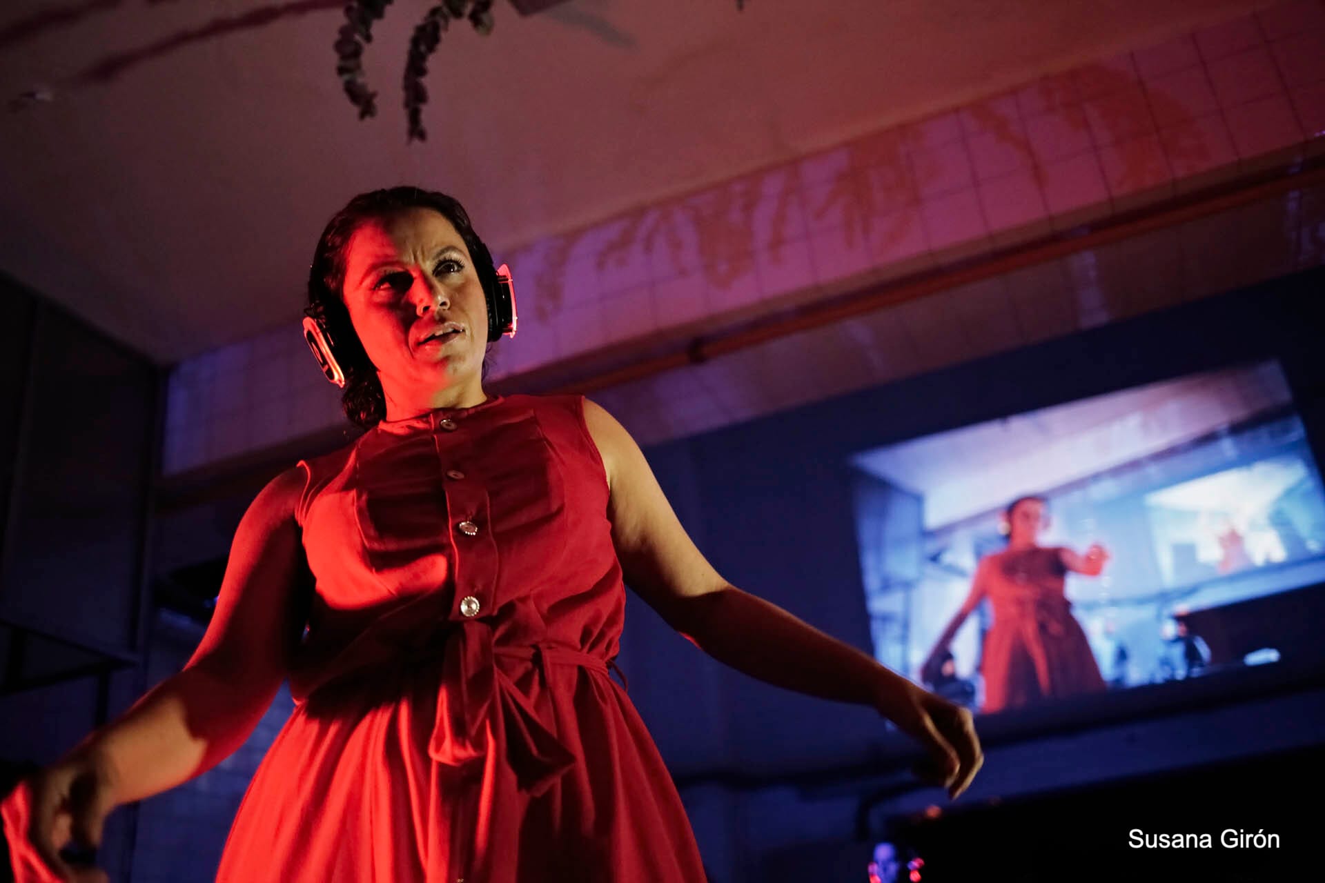 María Moreno performing Verso Libre with her image projected behind her