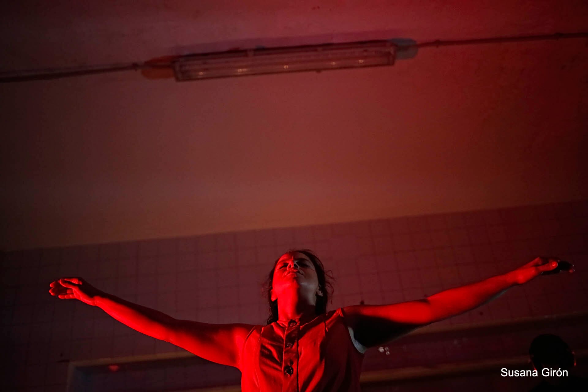 María Moreno with open arms under the red light of the kitchens of La Laboral