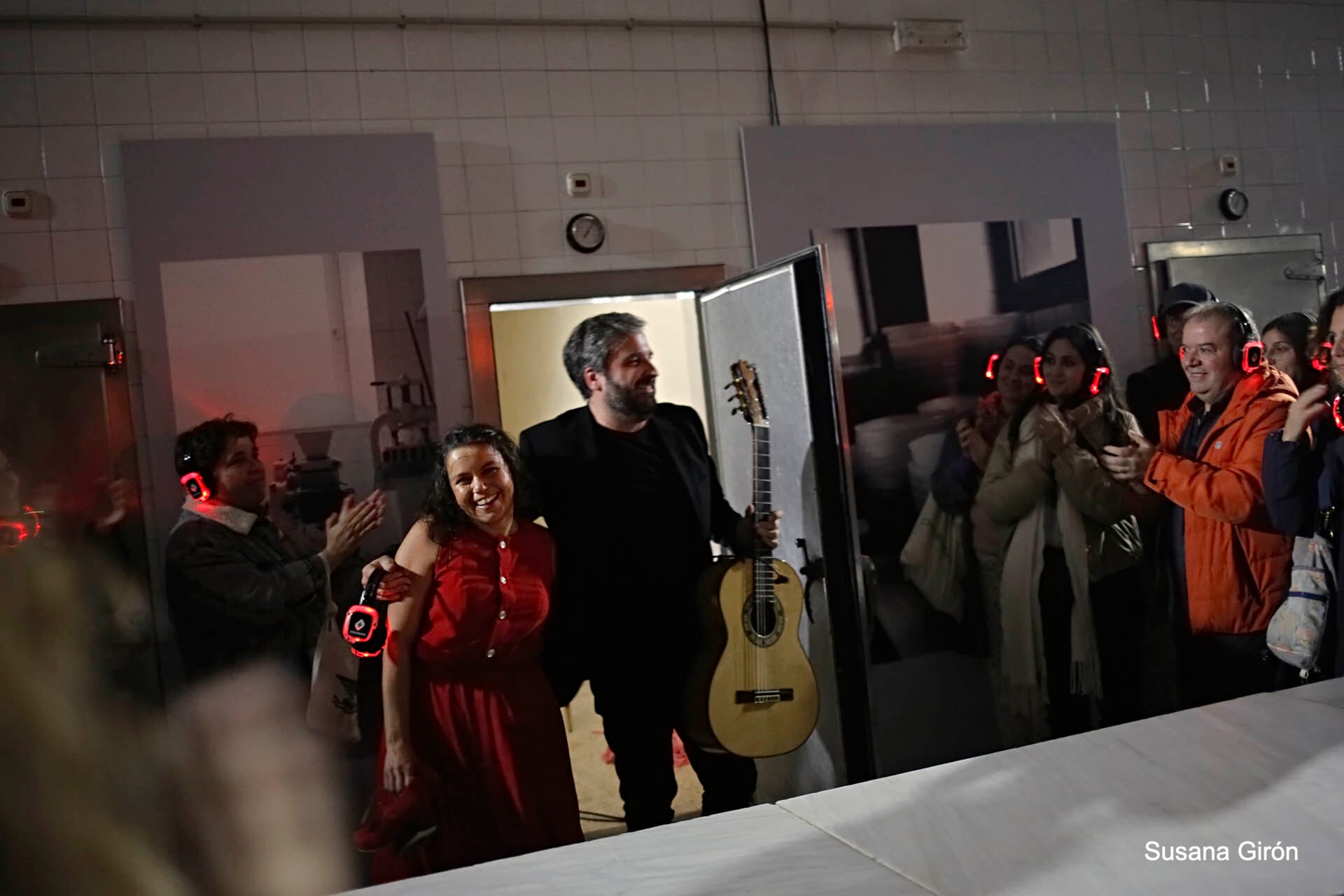 Closing bow by María Moreno and guitarist Eduardo Trassierra before the audience in headphones