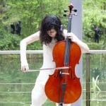 Mizu al violonchelo en la terraza del pabellón durante el cierre del L.E.V. Festival 2025