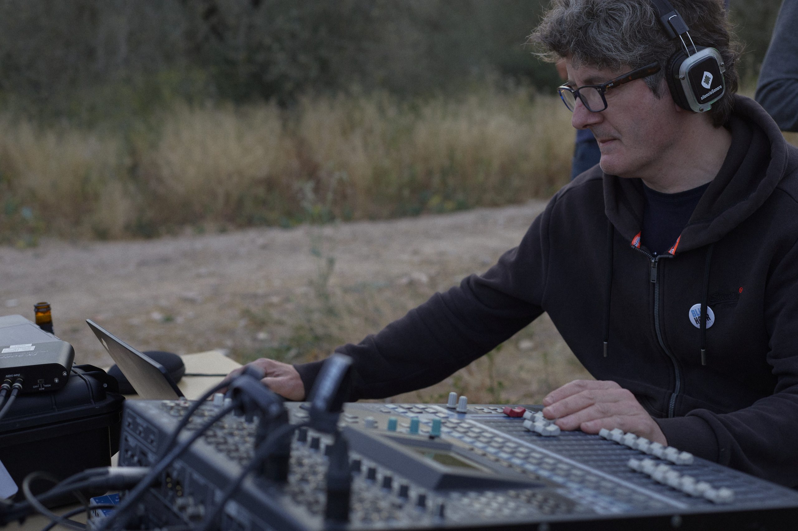 Control de sonido con mesa de mezclas montado al aire libre en el olivar