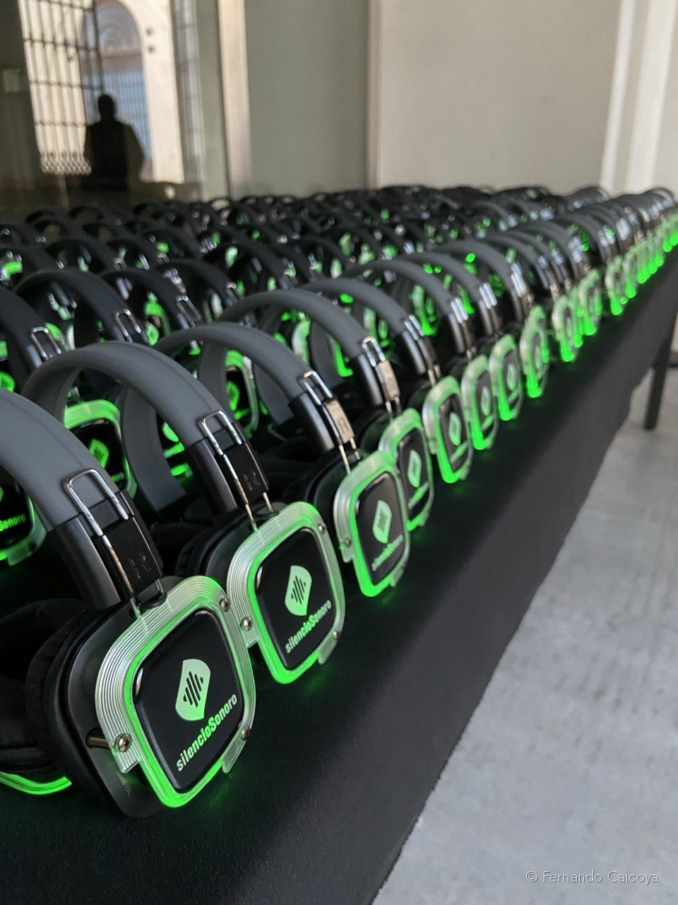 Auriculares inalámbricos cargando antes del concierto en la Real Fábrica de Artillería de Sevilla